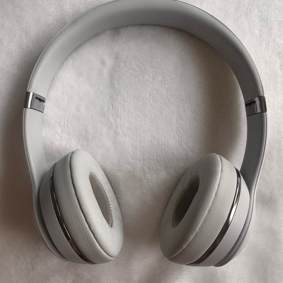 Beats Studio3 Wireless On-Ear Headphones - Silver